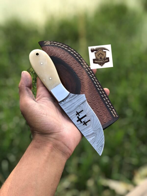 Handmade High carbon Damascus steel "8" Skinner knife with including leather cover. - Image 2