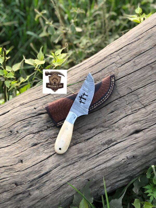 Handmade High carbon Damascus steel "8" Skinner knife with including leather cover. - Image 3
