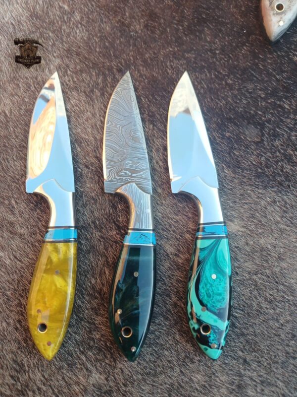 Lots of "12" Custome Handmade Mixture of Damascus steel and J2 steel Skinner knife with leather sheath. - Image 5